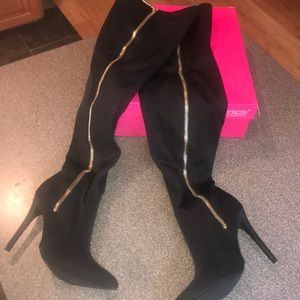 New 🤩thigh high boots , zip up , black gold